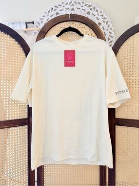Unisex Verdusa Neck T-Shirt in cream